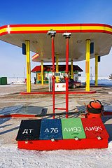 ФАС начал штрафовать нефтяников за необоснованный рост цен на бензин на миллиарды рублей.