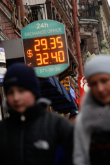 Дешевеющая нефть привела к девальвации рубля: доллар впервые в истории стоит более 32 руб. Что будет дальше?