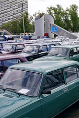 АВТОВАЗзаберет половину автосалонов у одного из своих дилеров. Что ждет рынок продаж автомобилей в период кризиса